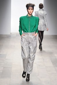 Londra Moda Haftasında Gri Yeşil Şık Kombinler 2011 kış modası bora aksu defilesi