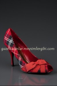 J.Lo kırmızı topuklu ekoseli ayakkabı