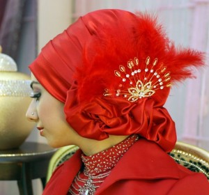 kırmızı türban modeli süslü türban bağlama stilleri