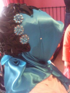 turkuaz eşarptan değişik bir türban bağlama stili