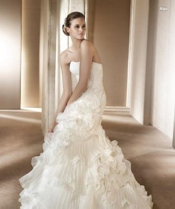 eteği kat kat pronovonias 2011 gelinlik modelleri