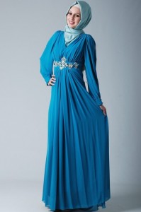 kobalt mavi tesettürlü abiye elbise modelleri