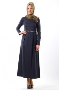 altın rengi kemerli lacivert elbise2