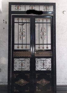 Kullanılmış çıkma çift kanatlı demir kapı bina apartman